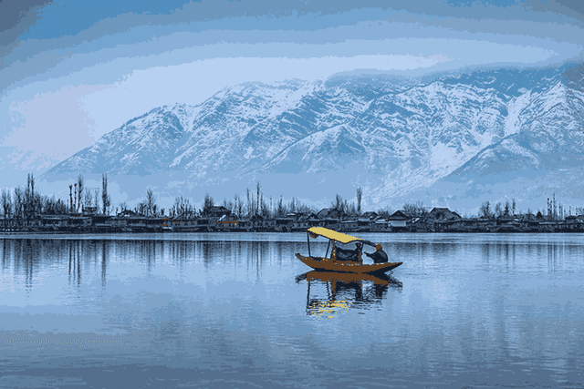 Srinagar Travel Guide 2025: Dal Lake, Mughal Gardens, Houseboats & Tips
