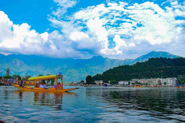 Dal Lake: Jewel of Srinagar, Kashmir